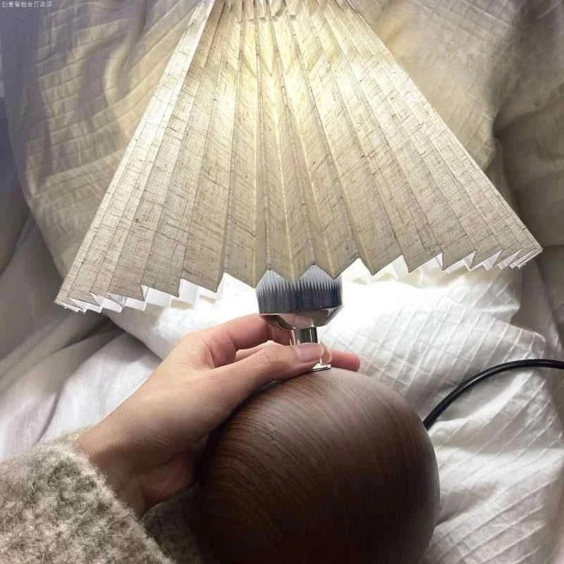 LAMPA STOŁOWA NORDIC PLEATED – PLISOWANY ABAŻUR Z OŚWIETLENIEM TRÓJKOLOROWYM