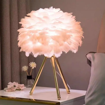 ROMANTYCZNA LAMPA STOŁOWA Z GĘSIIMI PIÓRAMI