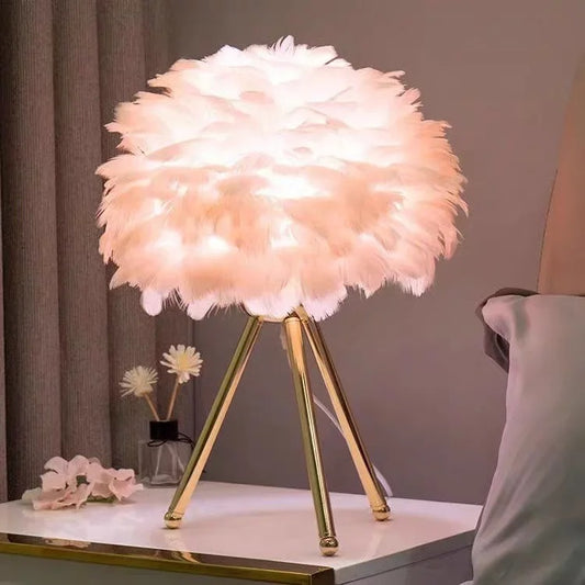 ROMANTYCZNA LAMPA STOŁOWA Z GĘSIIMI PIÓRAMI