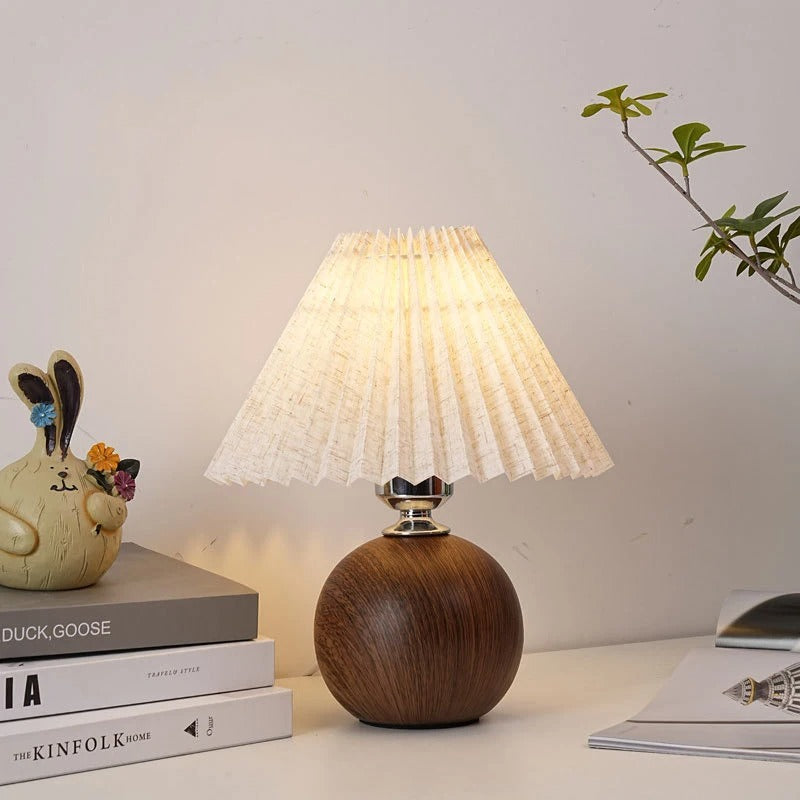 LAMPA STOŁOWA NORDIC PLEATED – PLISOWANY ABAŻUR Z OŚWIETLENIEM TRÓJKOLOROWYM