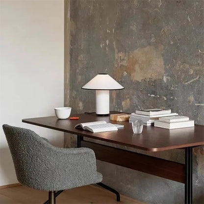 DESIGNERSKA LAMPA STOŁOWA Z TKANINY