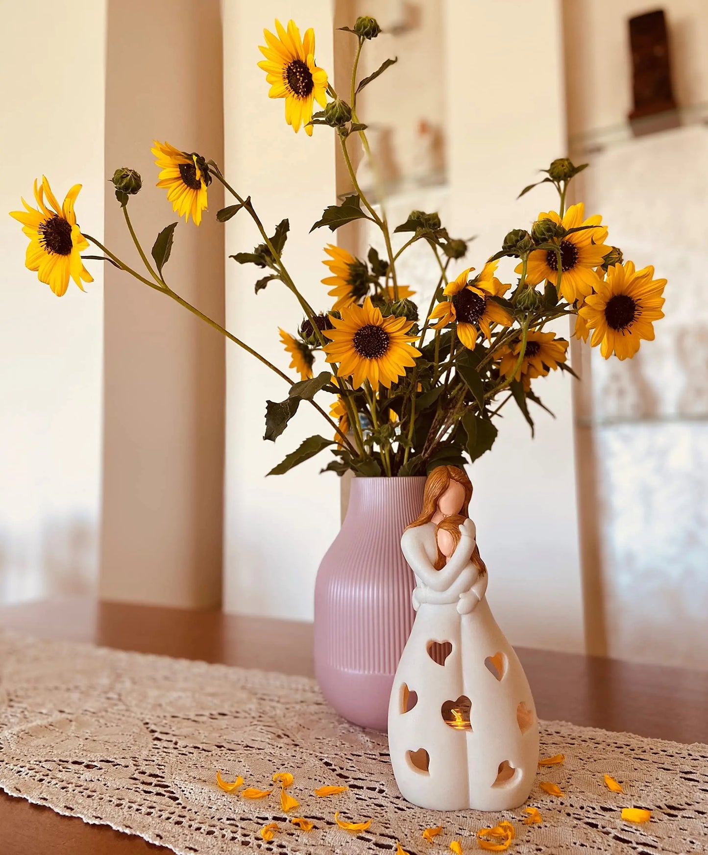 LAMPKA MATKI PRZYTULAJĄCEJ CÓRKĘ