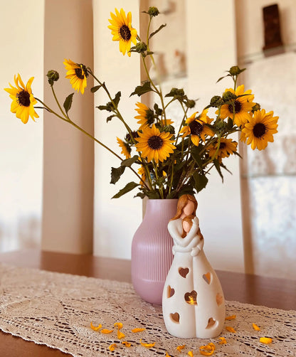 LAMPKA MATKI PRZYTULAJĄCEJ CÓRKĘ