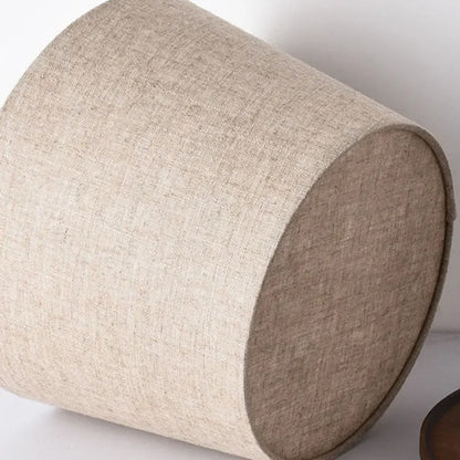 LAMPA STOŁOWA NORDIC LUXURY – DREWNIANA PODSTAWA I ABAŻUR Z TKANINY