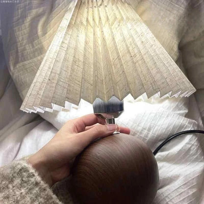 LAMPA STOŁOWA NORDIC PLEATED – PLISOWANY ABAŻUR Z OŚWIETLENIEM TRÓJKOLOROWYM