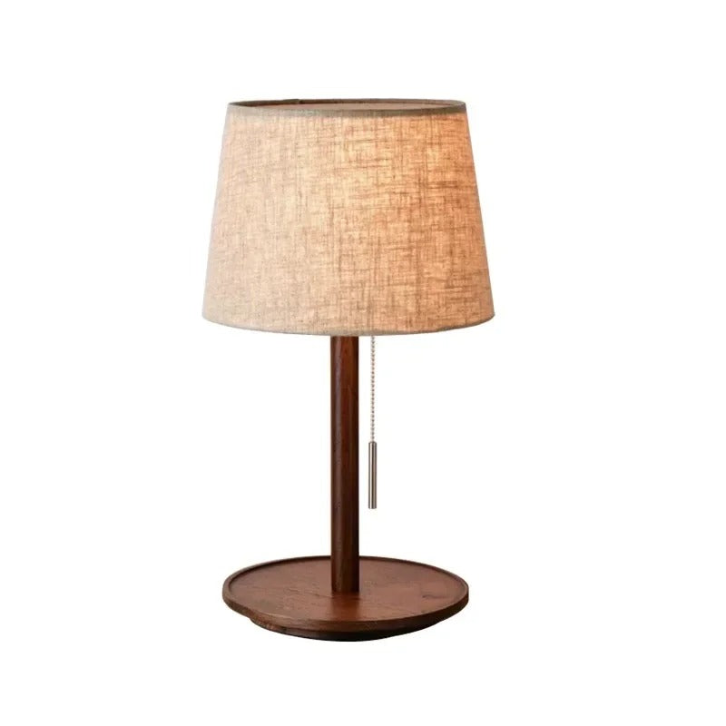 LAMPA STOŁOWA NORDIC LUXURY – DREWNIANA PODSTAWA I ABAŻUR Z TKANINY